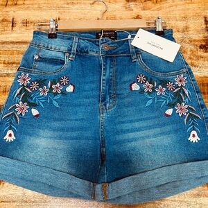 *NWT*BloomChic sz 10 embroidered shorts